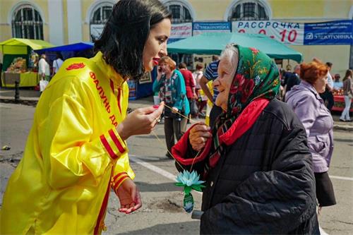 '图6~9:法轮功学员在最繁华热闹的大教堂广场上展示功法,和系列弘法活动'