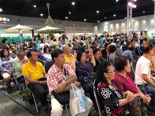 '图7:观看法轮功学员表演的现场观众'