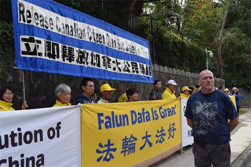'图2:温哥华著名博客主绿色正义党总监丹尼斯·沃森(Dennis?Watson)先生特意来到中领馆前参加集会,呼吁释放孙茜。'