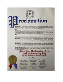 图16:布鲁克黑文镇(Brookhaven Town)镇长罗曼恩(Edward P. Romaine)携市议员及政府官员给2019纽约神韵演出的贺函。