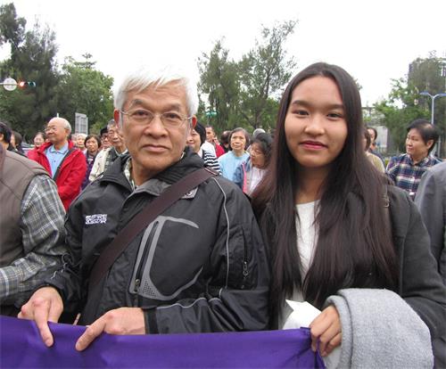 '图5:张炼铜偕同孙女张芳瑜向师尊拜年。'