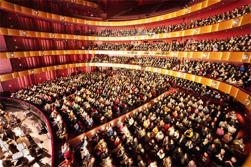 图3:一月十日,神韵纽约艺术团开始了在纽约林肯中心的十天十四场演出,演出票提前售罄。图为一月十二日演出大爆满的盛况。