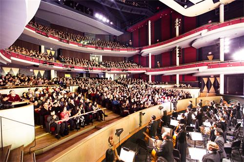 图4:一月九日至十三日,神韵巡回艺术团在加拿大密西沙加表演艺术中心(Mississauga Living Arts Centre)进行了六场演出,连续爆满。图为一月十二日下午场演出爆满的盛况。