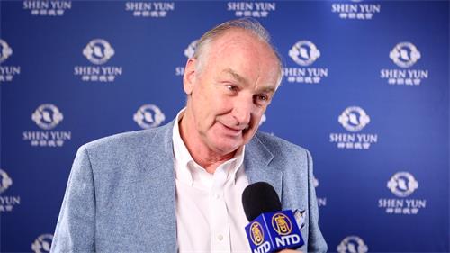 图9:大英帝国勋章(Most Excellent Order of the British Empire,MBE)获得者亚伦·帕斯寇(Alan Pascoe)一月九日晚,他观看了神韵在英国沃金市新维多利亚剧院的演出后说:“我喜爱这场演出。”