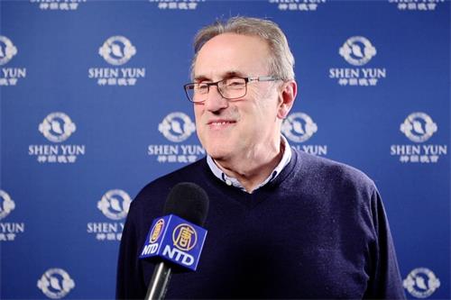 图12:针织品公司董事格兰姆·莱特( Graham Wright)在英国伯明翰观看了的神韵一月十一日的演出后说:“这是个让人升华的体验,真令人振奋。”