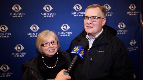 图13:在大芝加哥地区担任慈善基金会执行董事的丹尼尔·哈斯(Dan Haas)于一月十日晚观看了神韵在美国伊利诺伊州奥罗拉市的演出后说:“神韵传递了和平和快乐的讯息。”