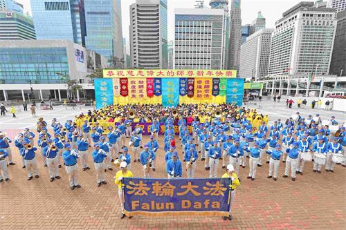 '图3:天国乐团表演,恭祝慈悲伟大的师父新年快乐。'