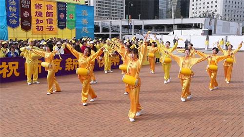 '图4:腰鼓队表演,恭祝慈悲伟大的师父新年快乐。'