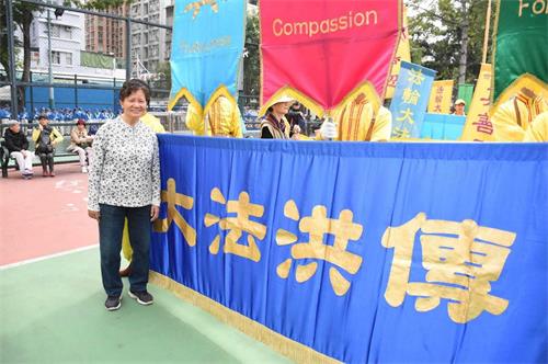 '图6:法轮功学员阿诗说,大陆游客越来越主动了解真相。'