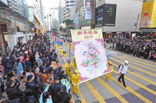 '图7:游行队伍向民众送上新年祝福。'