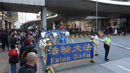 '图8:天国乐团在九龙区闹市行进,吸引许多民众观看。'