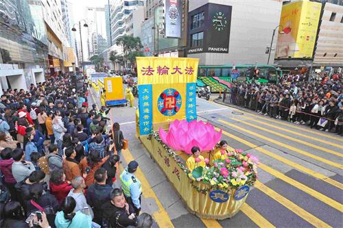 '图9:色彩缤纷的“法船”,吸引了许多民众的目光。'