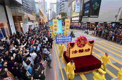 '图10:悦目的花车,给人带来法轮功真相。'