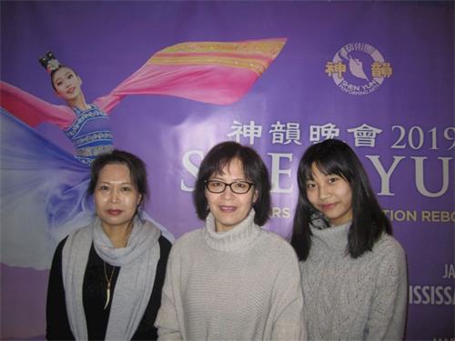 '图3:从大陆来多伦多陪读的张女士(左),在姐姐(中)的介绍下,特意带着正在多伦多读高中、同时学习中国古典舞的女儿(右)一起观赏演出。'