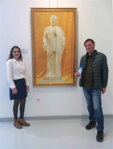 '图6:Hüseyin Bey(右)找到了学炼法轮大法的机会'