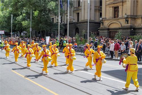 '图1~2:二零一九年一月二十六日,参加澳洲国庆日(Australian?Day)盛装大游行的法轮功学员队伍。'