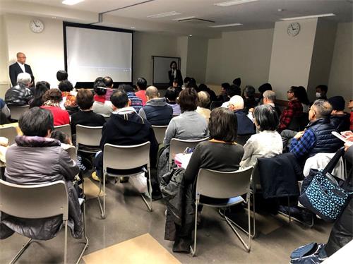 '图2:在中原区的播放上映会'