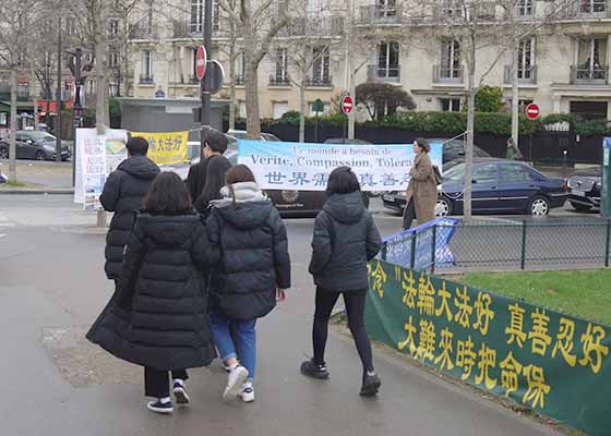 大陆青年游客:我为法轮功点赞