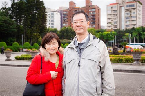 '图5:宜兰学员,美商顾问公司顾问董国强及太太林纯'