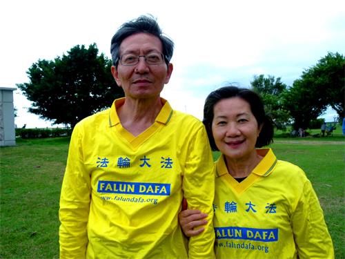 张义龙夫妻感恩师父,期许未来更精進。