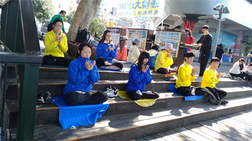 '图3:青年学子在日月潭伊达邵景点参加讲真相活动'