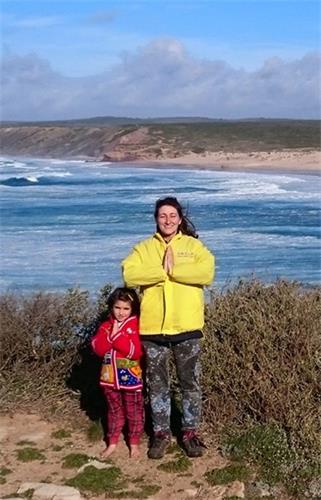 '图2:意大利法轮功学员埃里卡?(?Erica?)?与女儿祝师尊新年快乐'