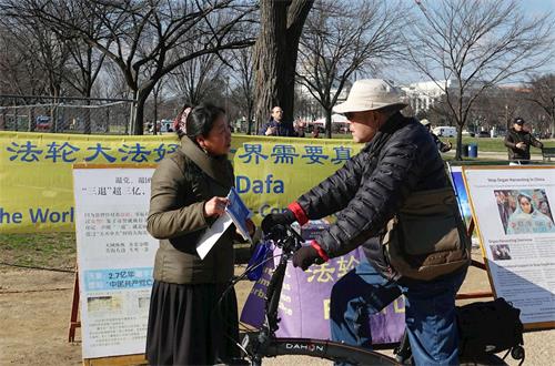 '图3:张先生向法轮功学员了解真相。'