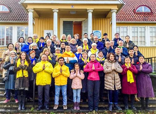 '图5:在Nordengården礼堂前,法轮功学员们合影留念,用中文齐声问候师父好,感谢师父的慈悲救度。'
