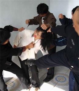 '酷刑演示:殴打'