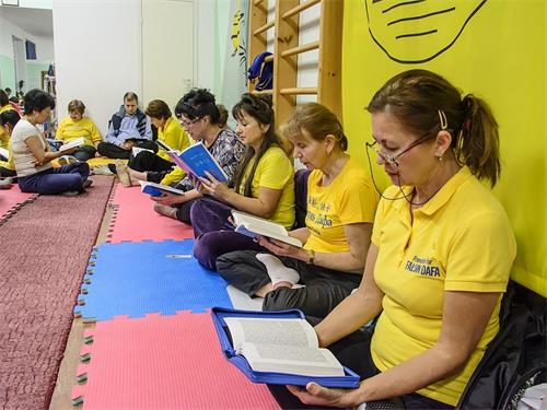 '图1~2:法轮功学员在圣彼得堡市举办集体学法交流活动'