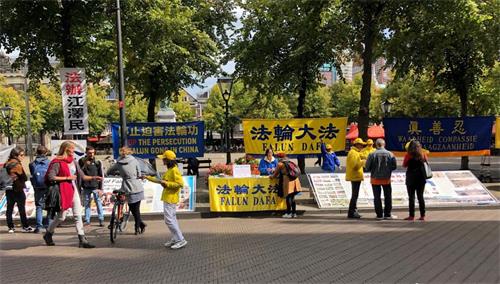'图1~3:二零一九年九月九日,法轮功学员在荷兰众议院外讲真相,民众关注中共对法轮功学员的迫害。'