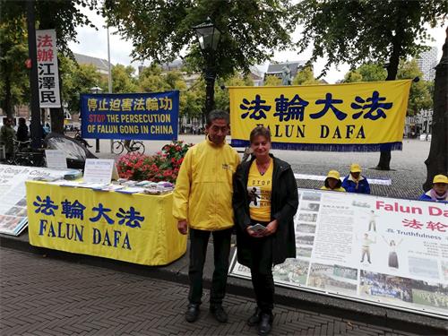 '图4:汤尼娅特地赶到海牙支持法轮功学员'