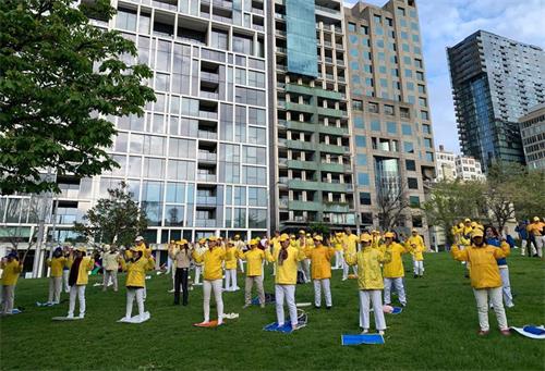 图1~2:二零一九年十月十一日,来自全澳洲的部分法轮大法(法轮功)学员在墨尔本市中心公园晨炼。