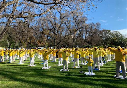 图3~5:二零一九年十月十二日,来自全澳洲的部分法轮大法(法轮功)学员在墨尔本市中心公园晨炼。