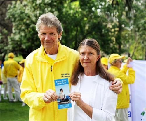 图6:昆士兰州的西人法轮功学员约翰·道伊(John Dowie)和妻子阿曼达·道伊(Amanda Dowie)