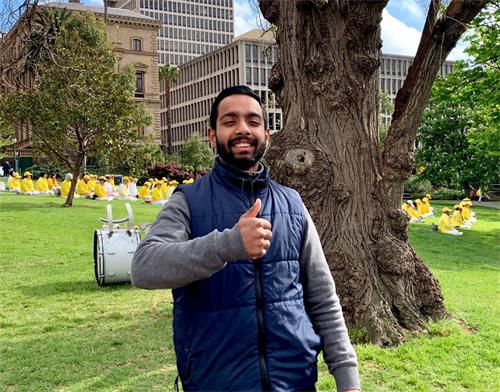 图9:墨尔本当地居民阿维纳什(Avinash)称赞法轮功学员。