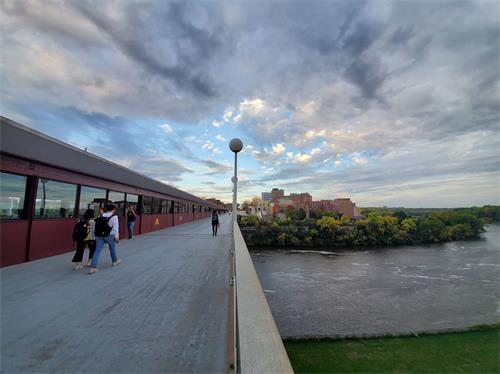 '图1:华盛顿大桥(Washington Avenue Bridge)连接着明尼苏达大学被密西西比河分为东岸(East Bank)和西岸(West Bank)的两个校区。'