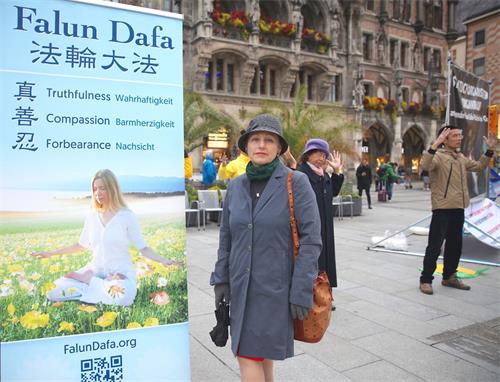 '图8:十月五日,德国民众玛蒂娜‧马果涅德维瓦Madina Magomedova女士感到法轮功学员炼功场景非常和平。'