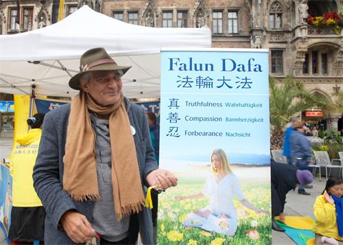 '图9:十月五日,林业工程师杨‧古柏(Jan Gruber)先生签名声援法轮功学员。'