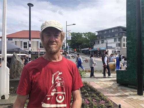 '图5:保罗鼓励法轮功学员坚持下去'
