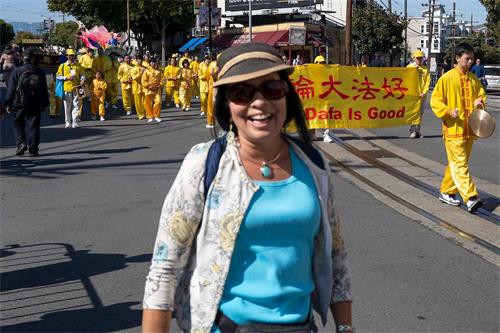 '图11:旧金山湾区居民戴安表示,很高兴看到法轮功学员'