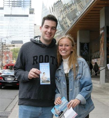 '图24:来自于美国纽约的亚伦·史密斯(Aaron Smith)和女友莉迪亚·凯里(Lydia Carey)'
