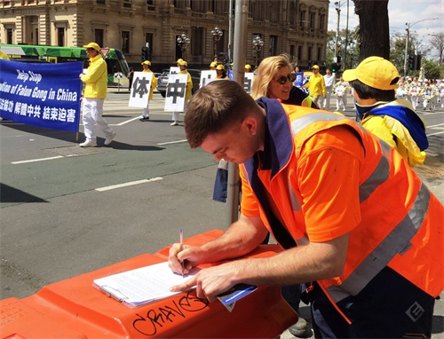 '图18~20:在市中心工作的人们签名,呼吁立即停止迫害法轮功。'