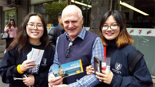 '图21:墨尔本市中心一所语言学校的老师Runar(中)和学生Gimmy(左)午餐休息时间,观看了游行,表示非常喜欢和钦佩!'