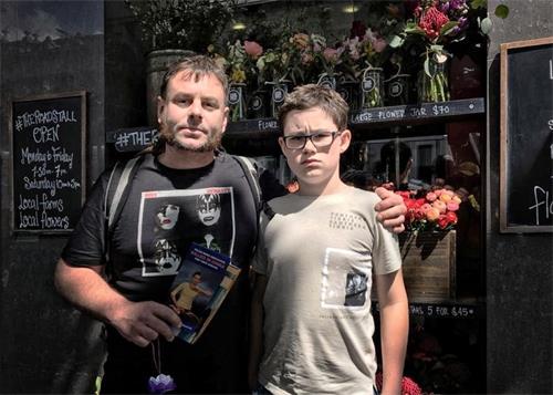 '图26:来自维州莫宁顿半岛的居民查理(Charles)和儿子。'