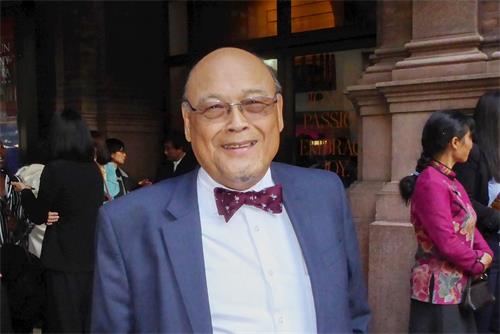 '图9:瑞银旗下金融机构副总裁、华裔银行家理查德·伍(Richard Eng)说:“去年看过后,我对神韵交响乐有些了解。很喜欢她的音乐,所以希望回来看。”'