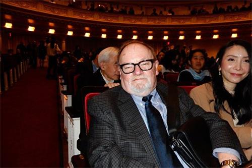 '图10:亚历山大·雷戈特(Alexander Legault)第一次欣赏神韵交响乐,他说:“我认为演出好得令人惊叹。”'