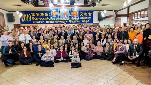 '图4:部份参加法会的学员们合影'