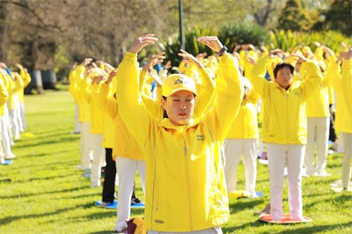 '图1~4:二零一九年十月十二日,法轮功学员们在墨尔本最著名的旅游景点费茨罗伊公园(Fitzroy Gardens)参加集体晨炼。'