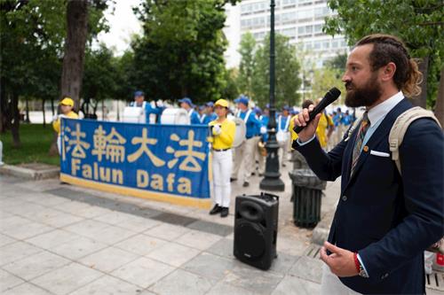 '图7:二零一九年十月十一日,法轮功学员代表在雅典宪法广场用希腊文和英文向民众介绍法轮功和欧洲天国乐团。'